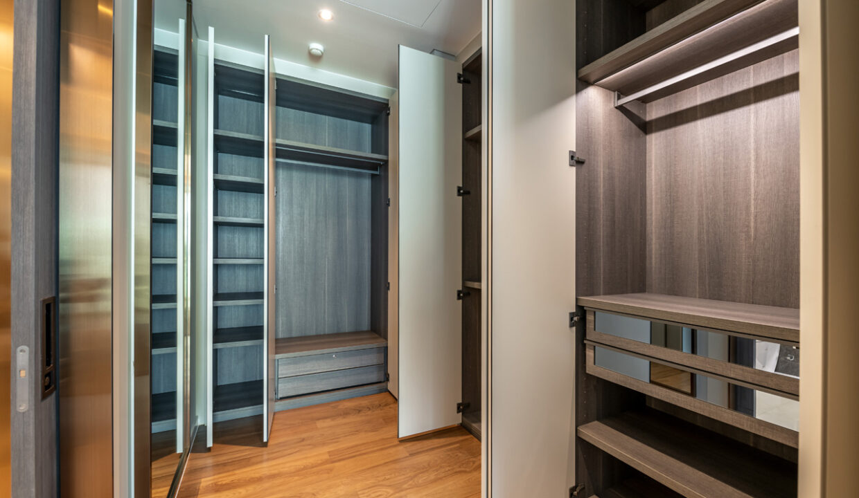 Condo-High Rise Ploenchit4