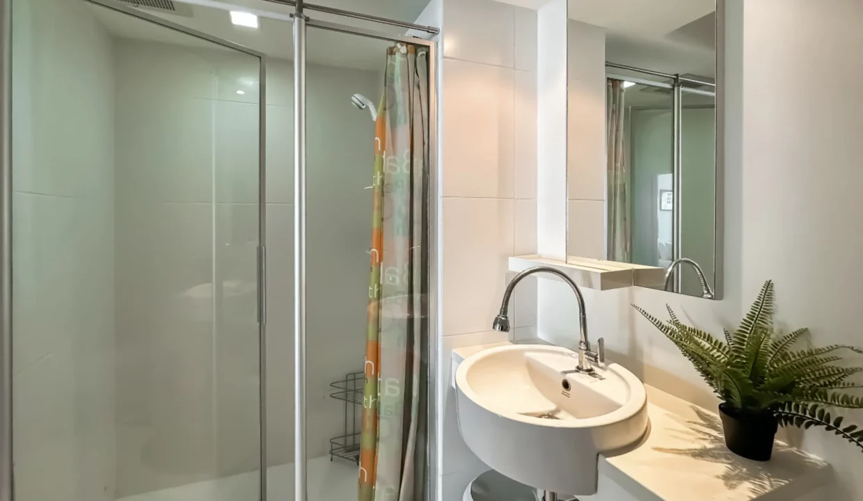 Modern High-Rise Living at The Room Sukhumvit 79 (BTS On Nut)9